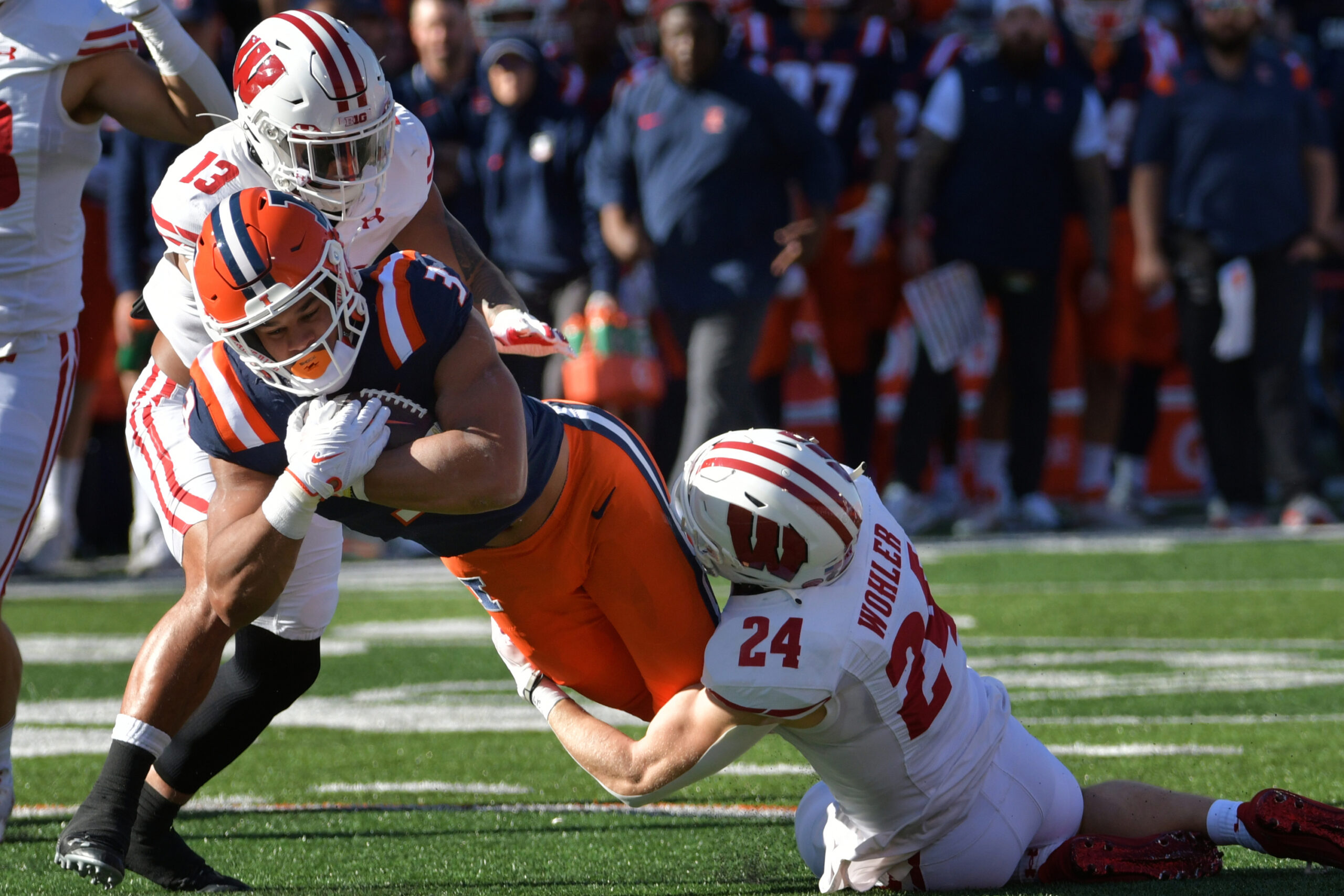 Wisconsin Badgers football safety Hunter Wohler makes a tackle against Illinois