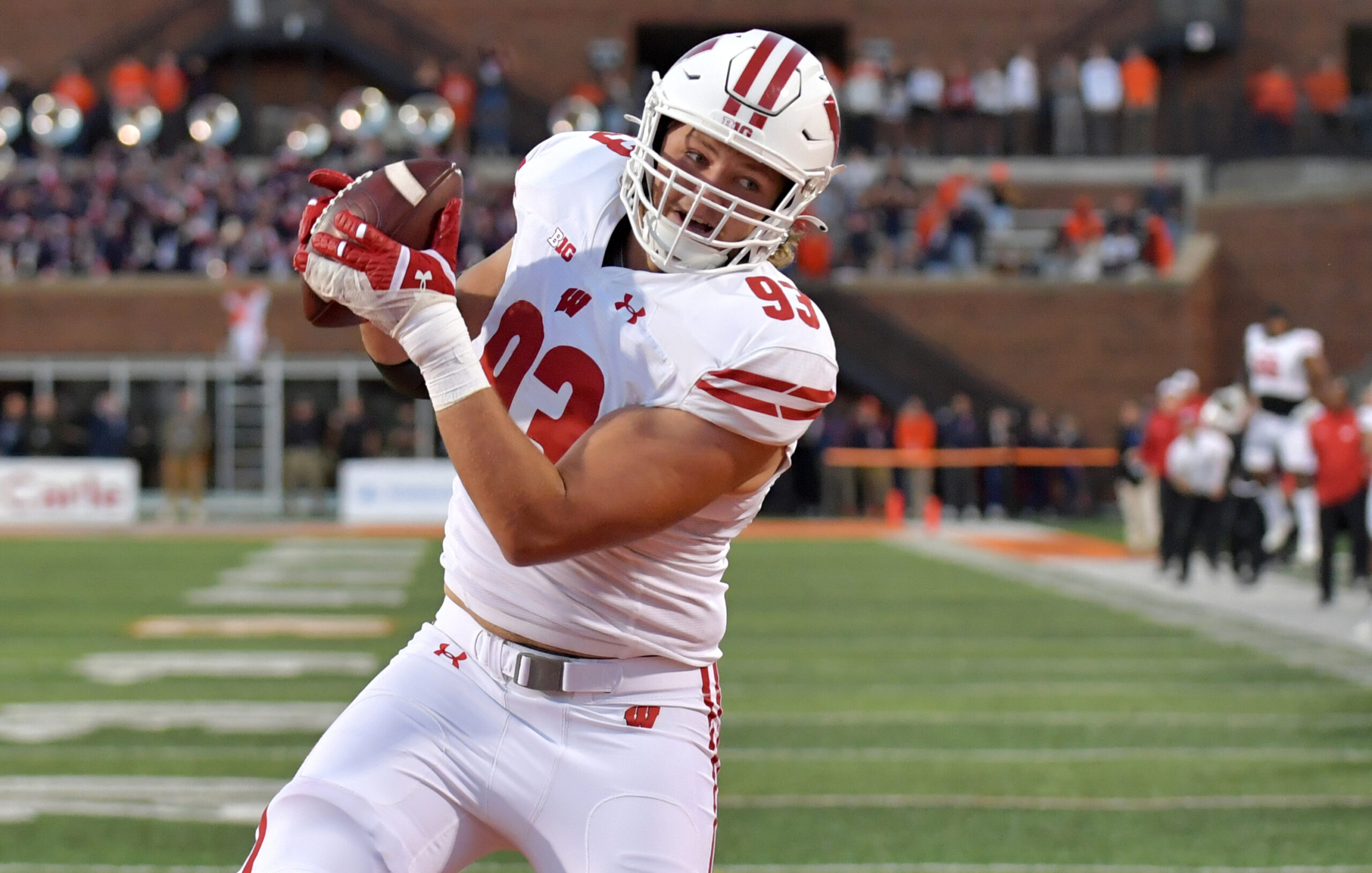 Wisconsin Badgers football left tackle Nolan Rucci scores the game winning touchdown against Illinois