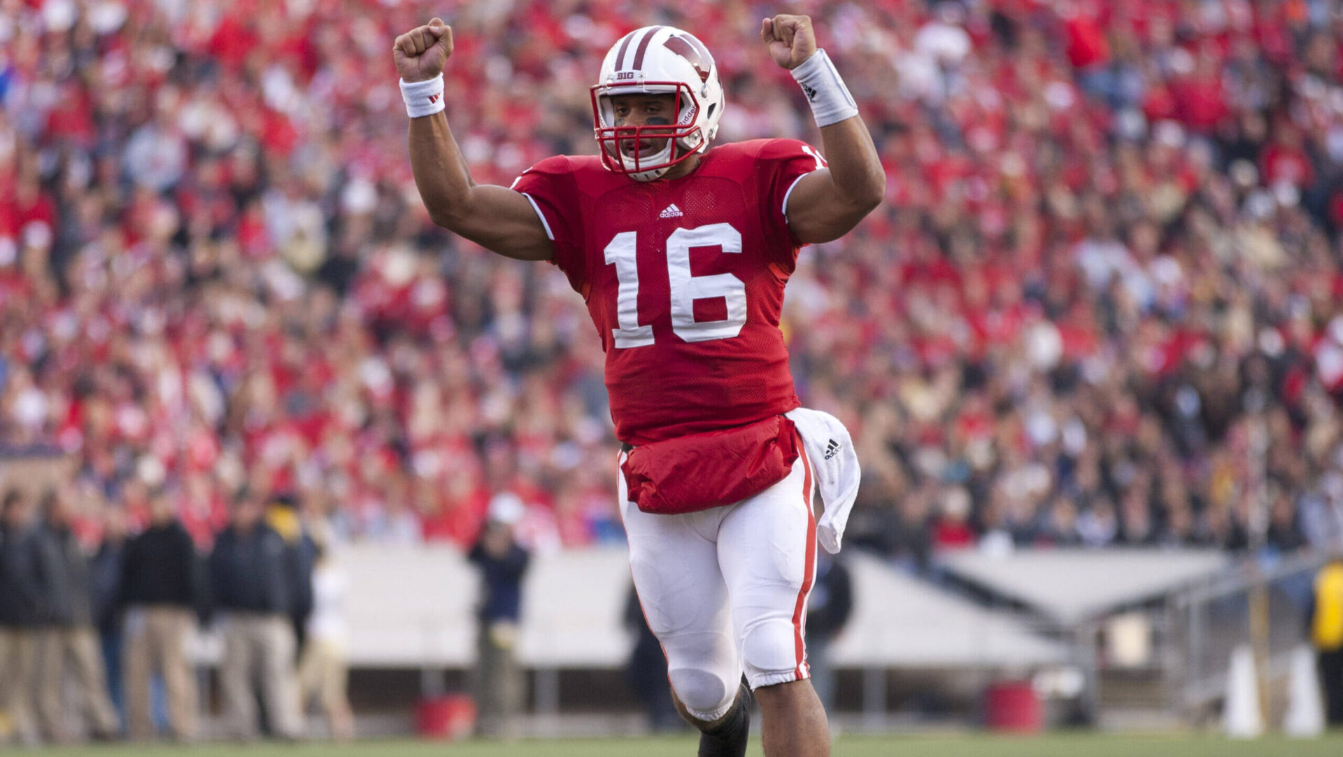 Former Wisconsin Badgers quarterback signs with the Steelers
