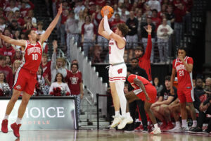Wisconsin basketball guard Max Klesmit attempts a shot against Ohio State