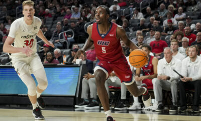 Wisconsin Badgers contact Toby Okani, a guard from UIC in the transfer portal