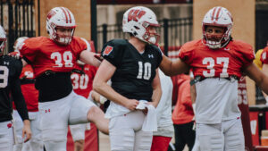 Wisconsin Badgers quarterback Tyler Van Dyke